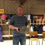 Torben Eriksen modtog på vegne af skolen i Veflinge, 50 års jubilæumsgaven som er samlet ind af folk i byen. kr. 4000 blev det til. De skal bruges til legeredskaber til børnene